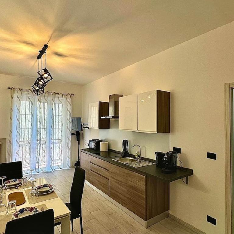 Bilocale,4 posti letto,2 bagni, parcheggio privato - Appartamento con 1 Camera da Letto - 1