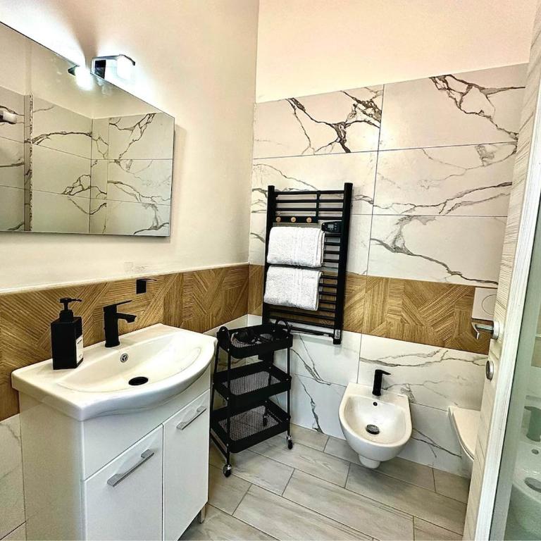Bilocale,4 posti letto,2 bagni, parcheggio privato - Appartamento con 1 Camera da Letto - 16