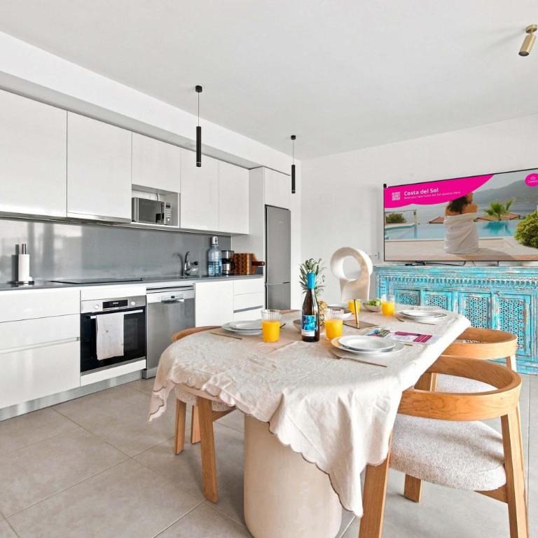 Pool-FREE parking-Close to beach-spacious yard - Apartment - 5