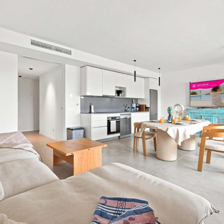Pool-FREE parking-Close to beach-spacious yard - Apartment - 6