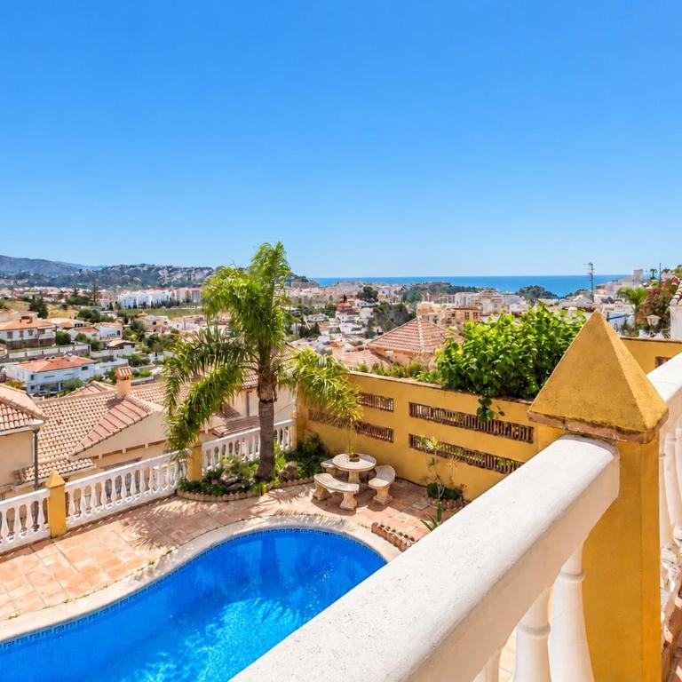 CHALET CON PISCINAS Y VISTAS DE ENSUEÑO - Five-Bedroom House - 31