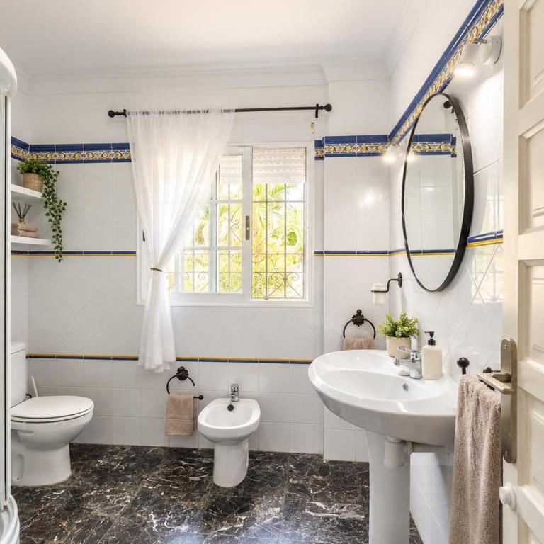 CHALET CON PISCINAS Y VISTAS DE ENSUEÑO - Five-Bedroom House - 17