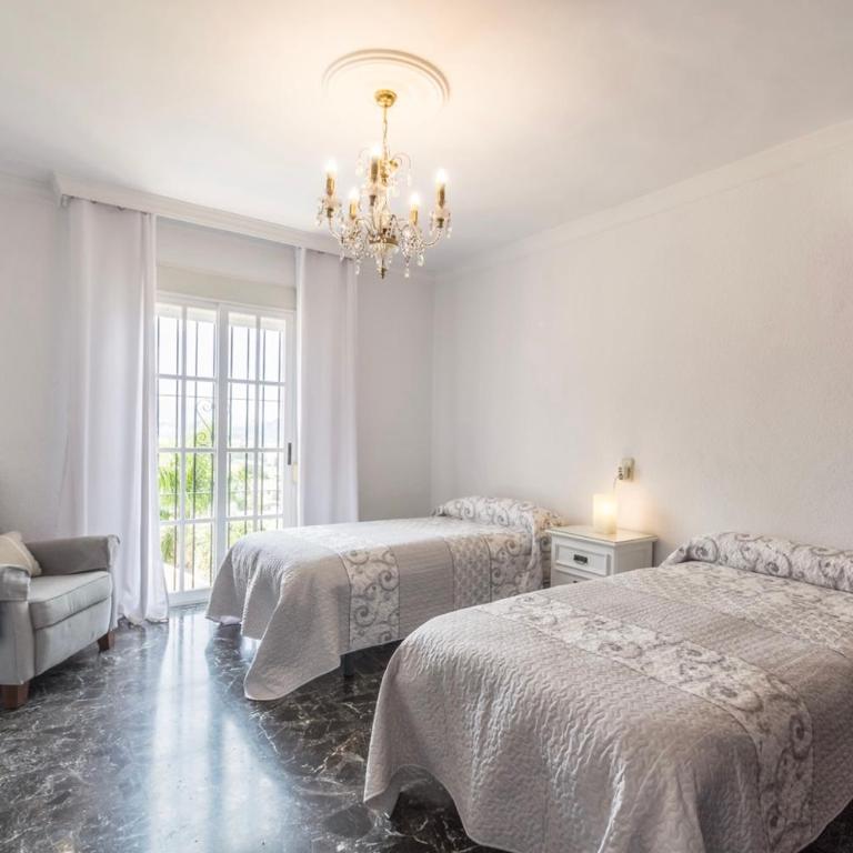 CHALET CON PISCINAS Y VISTAS DE ENSUEÑO - Five-Bedroom House - 16