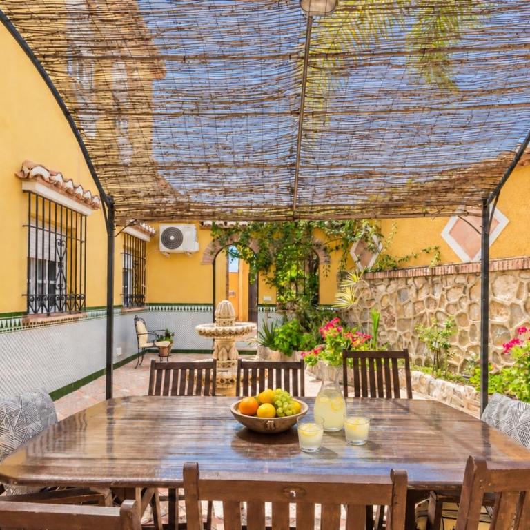 CHALET CON PISCINAS Y VISTAS DE ENSUEÑO - Five-Bedroom House - 20
