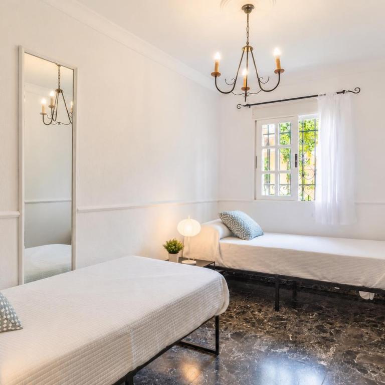CHALET CON PISCINAS Y VISTAS DE ENSUEÑO - Five-Bedroom House - 15