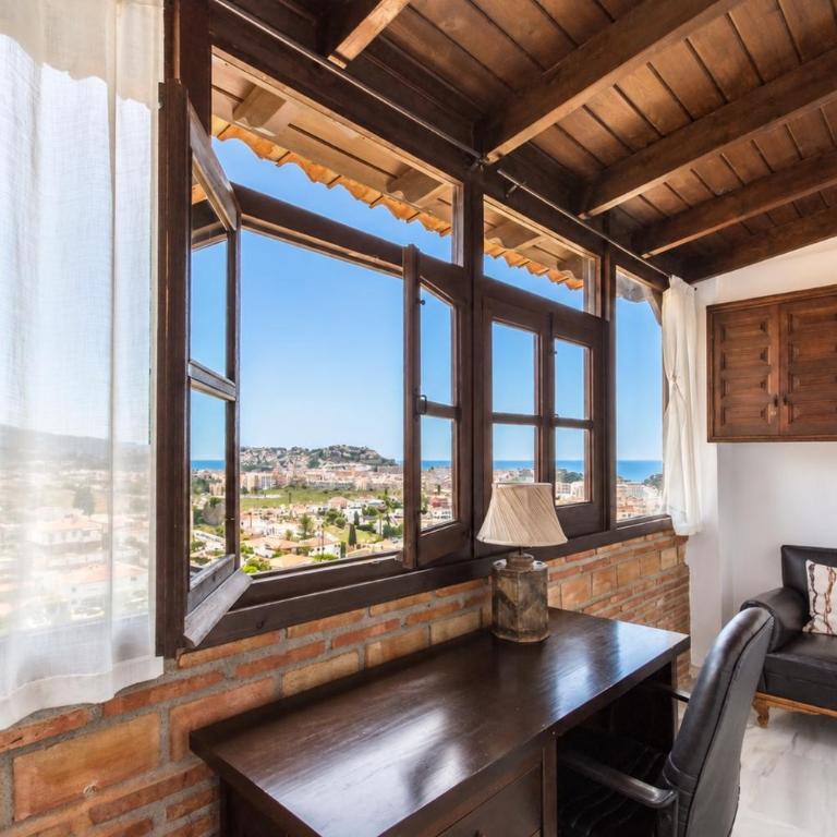 CHALET CON PISCINAS Y VISTAS DE ENSUEÑO - Five-Bedroom House - 5