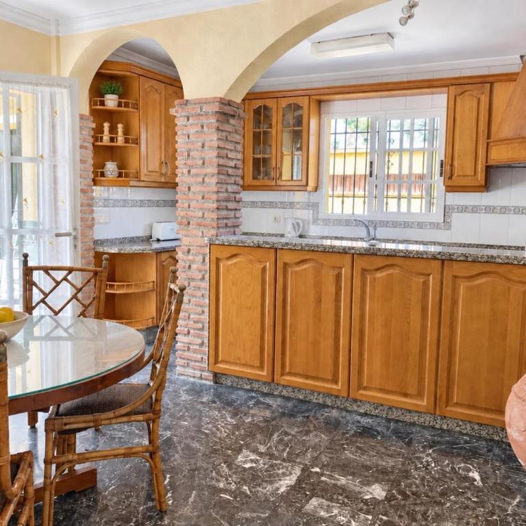 CHALET CON PISCINAS Y VISTAS DE ENSUEÑO - Five-Bedroom House - 19