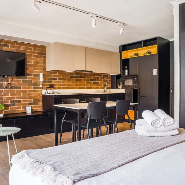 Modern Studio Pool Gym Balcony & City Views - Apartamento - 3