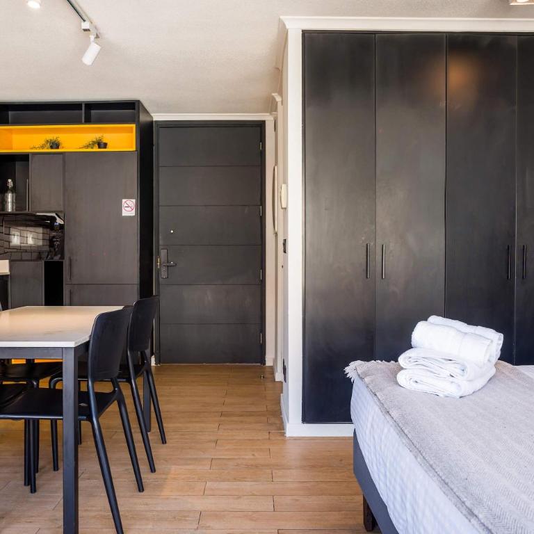 Modern Studio Pool Gym Balcony & City Views - Apartamento - 13