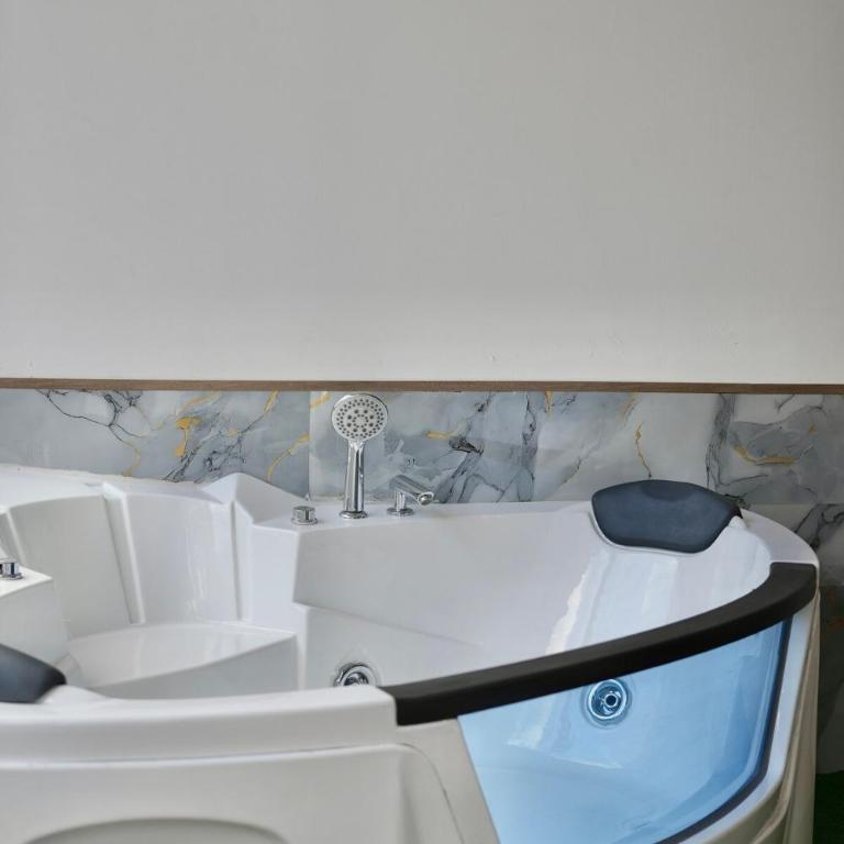 King Bed with Private Jacuzzi - Queen Room with Spa Bath - 6