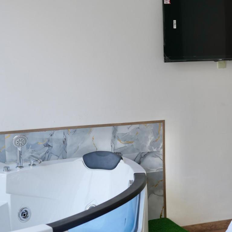King Bed with Private Jacuzzi - Queen Room with Spa Bath - 7