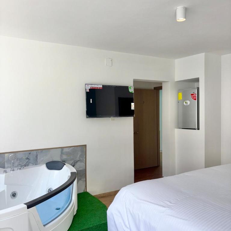 King Bed with Private Jacuzzi - Queen Room with Spa Bath - 10