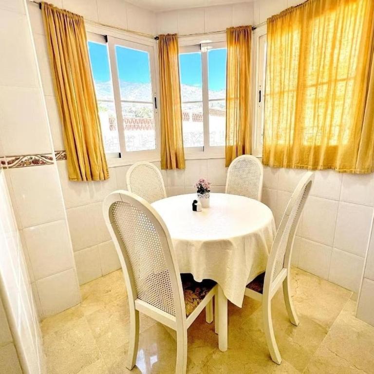 Spacious 3-Bedroom Apartment with Padel and Free Parking - Apartment mit 3 Schlafzimmern - 16