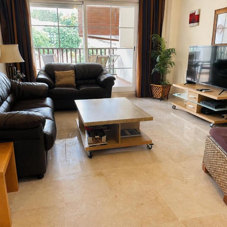 Spacious 3-Bedroom Apartment with Padel and Free Parking - Apartment mit 3 Schlafzimmern - 3