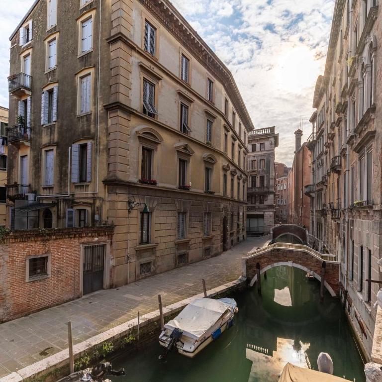 Cinqueteste Luxury Home - Executive Suite with Canal View - 1