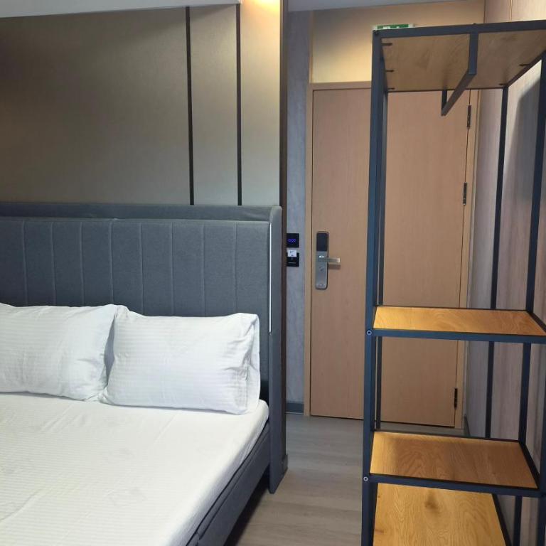 Boatel Charlie LUX - Deluxe Doppelzimmer mit Balkon - 11