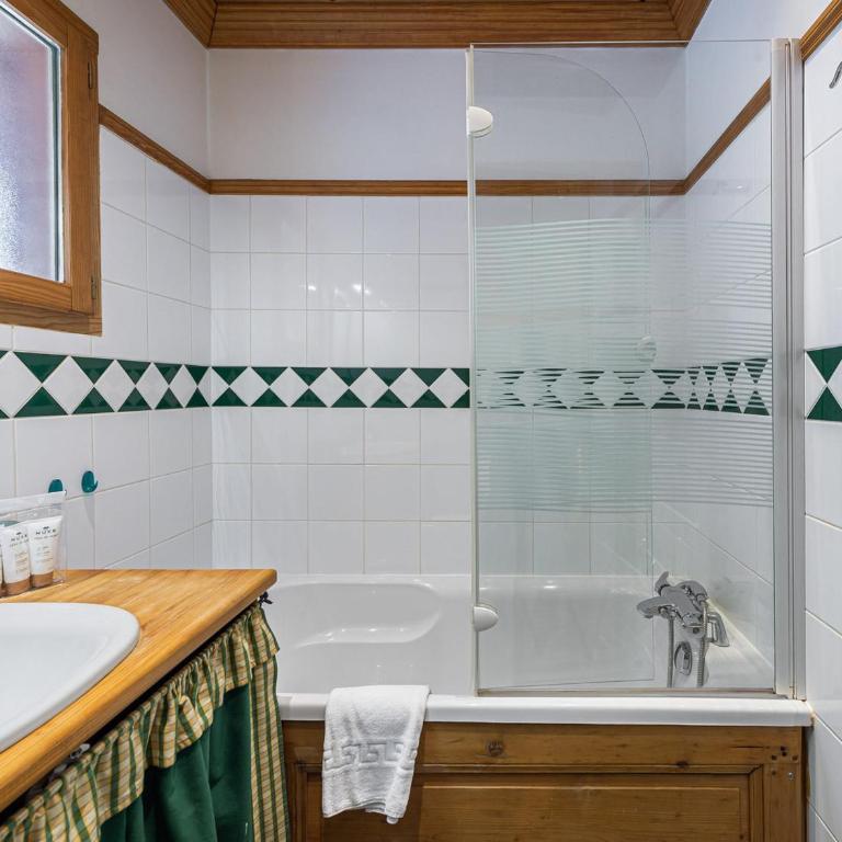 Chalet en duplex exposé sud avec cheminée à Méribel - Three-Bedroom Apartment - 11