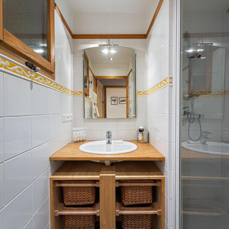 Chalet en duplex exposé sud avec cheminée à Méribel - Three-Bedroom Apartment - 12