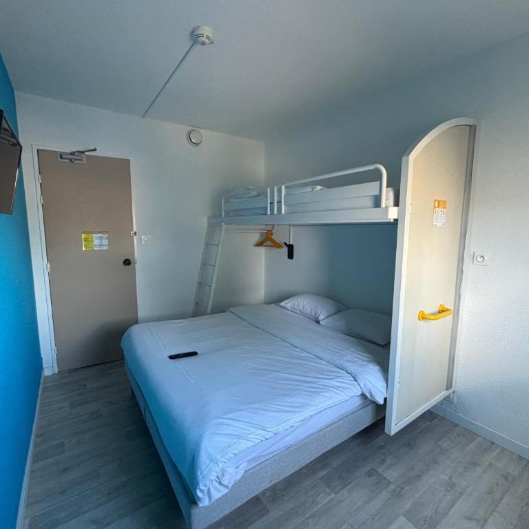 Unisotel Colmar Parc Des Exposition EX F1 - Chambre Triple avec Salle de Bains Commune - 7