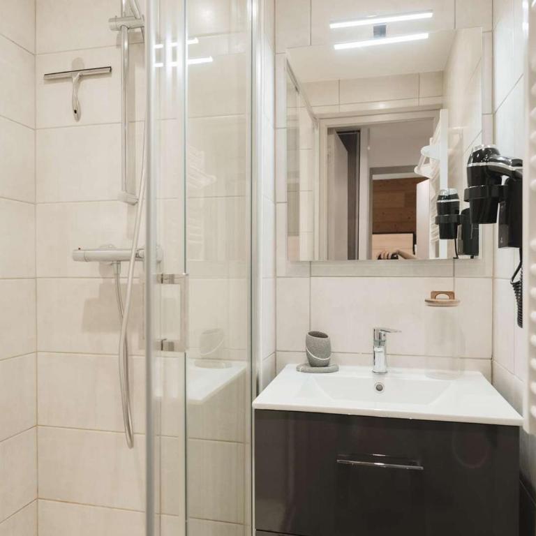 Charmant appartement rénové, cosy, pour 4 pers., exposé sud, skis aux pieds, proche commerces - FR-1-545-43 - Apartment - 10