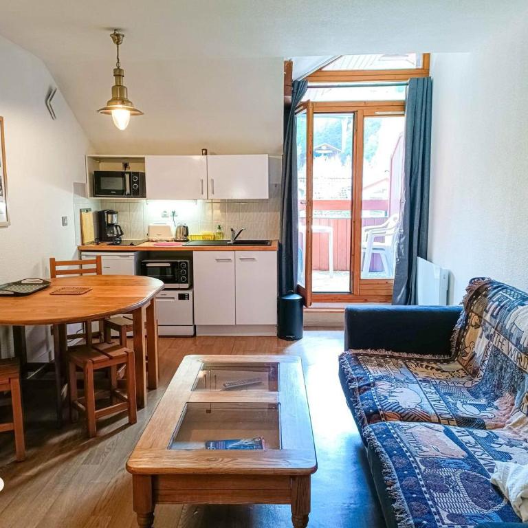 Studio avec balcon au centre de Brides-les-Bains, WiFi et parking - Studio - 1