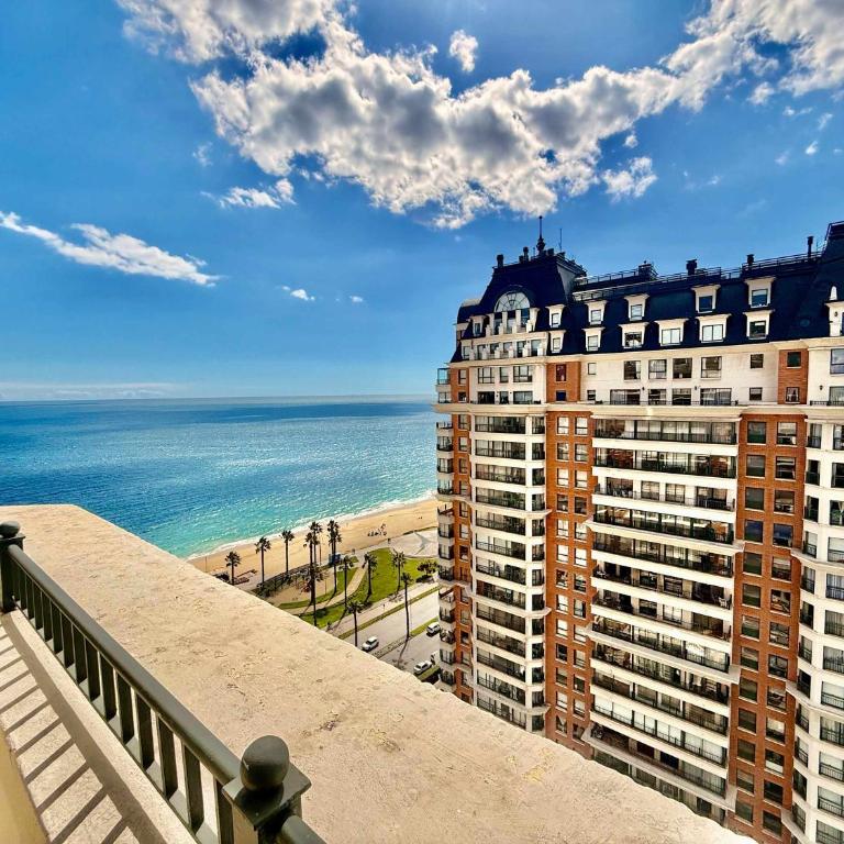 Spacious beachfront and steps from the mall - Apartamento - 1