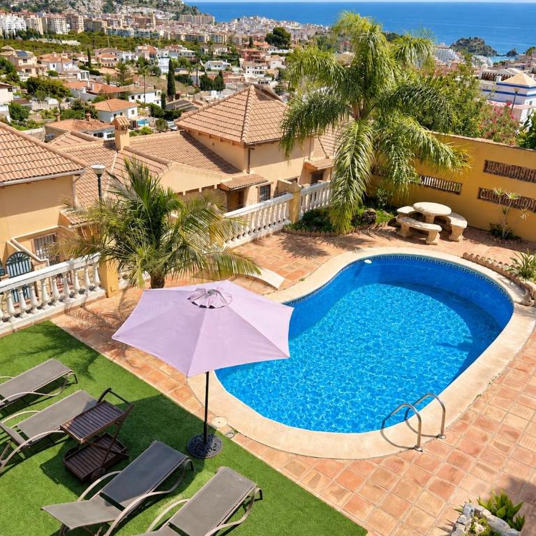 CHALET CON PISCINAS Y VISTAS DE ENSUEÑO - Five-Bedroom House - 2