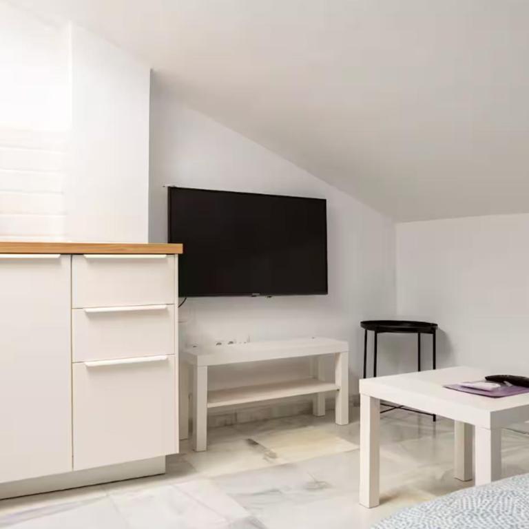 2- Cozy Studio with Terrace Near Center by TuriVida B - One-Bedroom Apartment - 7