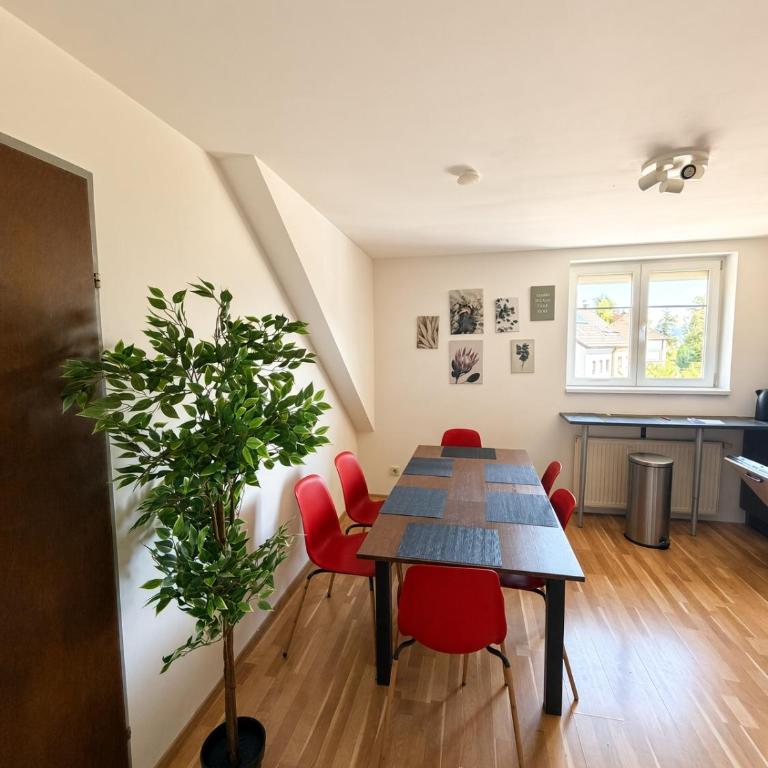 3 Bedroom Central Premium Apartment - Free Parking - Deluxe Apartment - 12