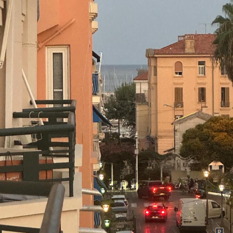 Beach 5 min walk, bright, air conditioning, cinema - Appartement 2 Chambres - 13