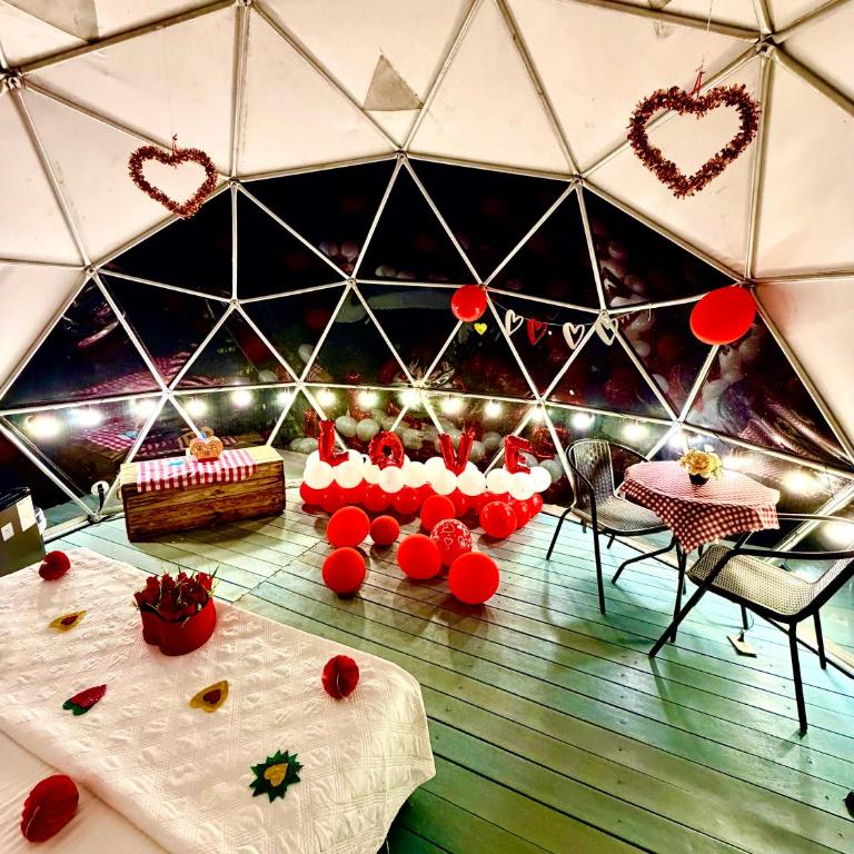 Chinauta_Eco_Glamping - Habitación con cama grande y bañera de hidromasaje - 26