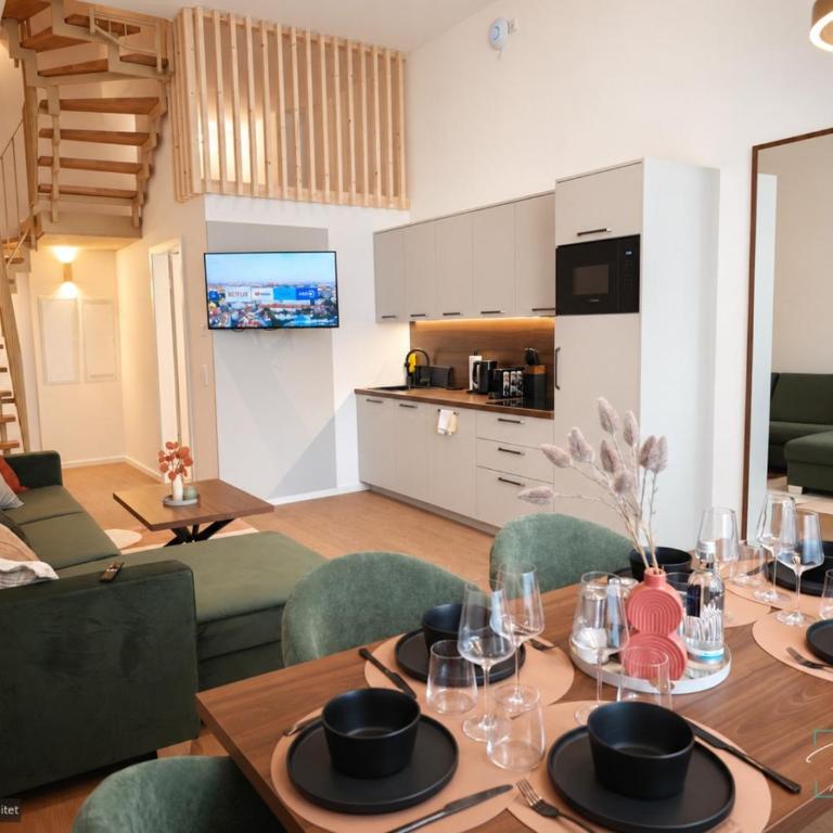 Homely Stay - Modern TownHouse - Deluxe Apartment mit Balkon und 2 Schlafzimmern - 1