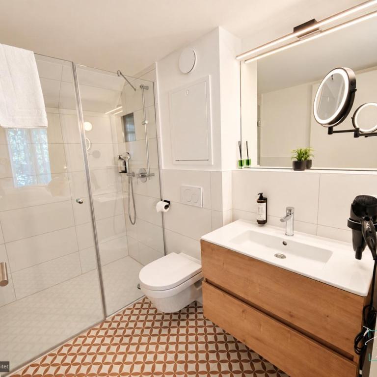 Homely Stay - Modern TownHouse - Deluxe Apartment mit Balkon und 2 Schlafzimmern - 16
