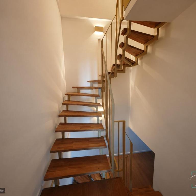 Homely Stay - Modern TownHouse - Deluxe Apartment mit Balkon und 2 Schlafzimmern - 22