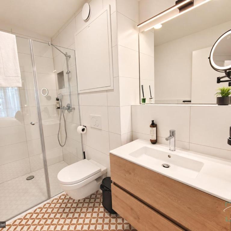 Homely Stay - Modern TownHouse - Deluxe Apartment mit Balkon und 2 Schlafzimmern - 26