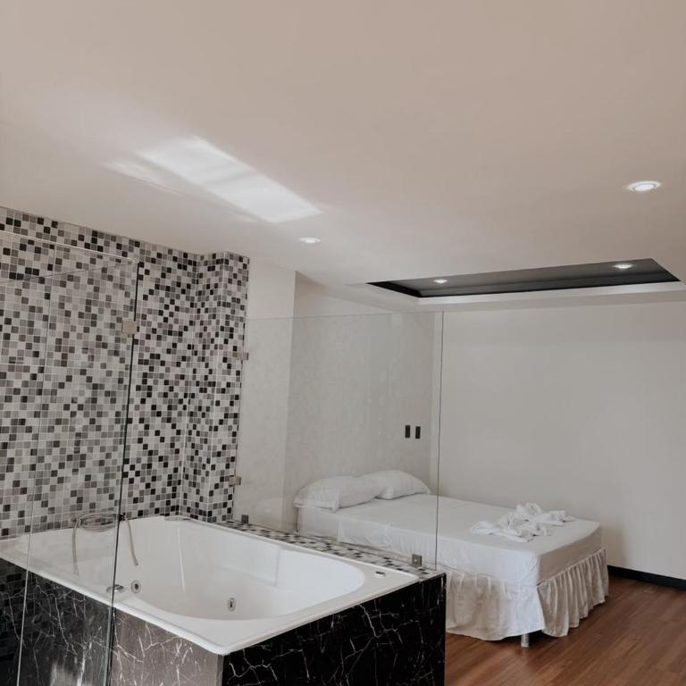 Kasakir Hotel Marinilla - Suite con bañera de hidromasaje - Cama extragrande - 1