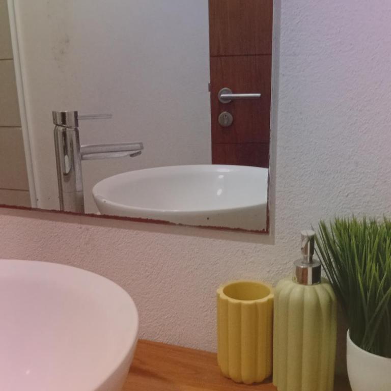 Relaxing beachfront loft - Suite con cama grande y balcón - 29