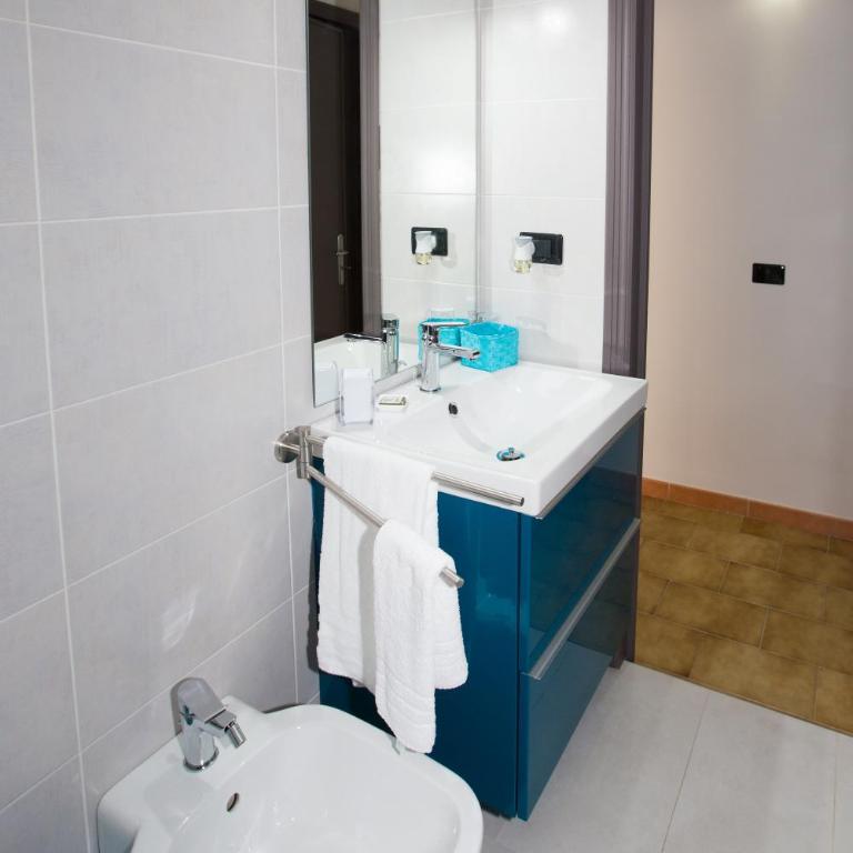 B&B Albergo Sicilia City Center - Camera Matrimoniale con Balcone - 5
