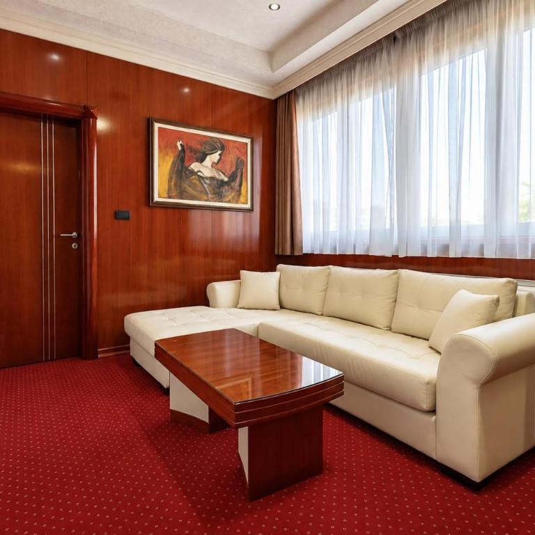 Prezident Hotel Novi Sad - Outdoor Pool & Spa - Präsidentensuite - 3