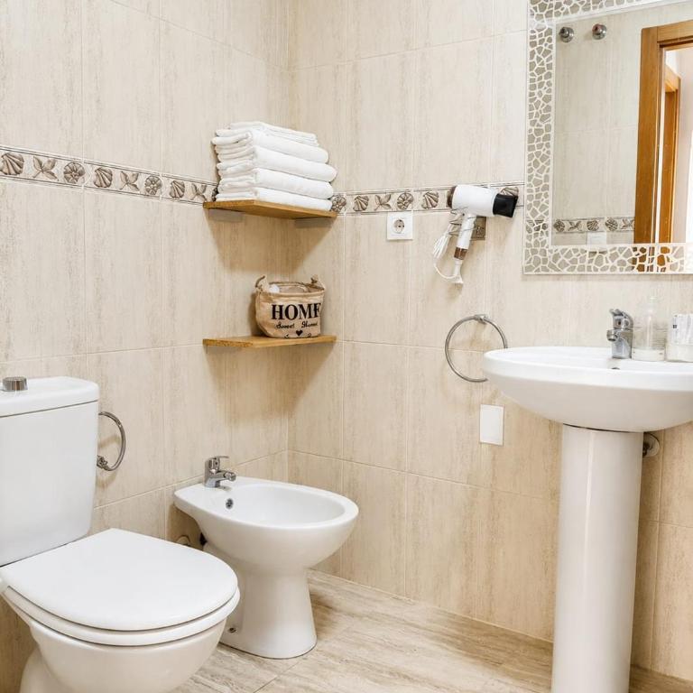 Cozy apartment with private parking near center and beach - Apartamento de 2 dormitorios con balcón - 10