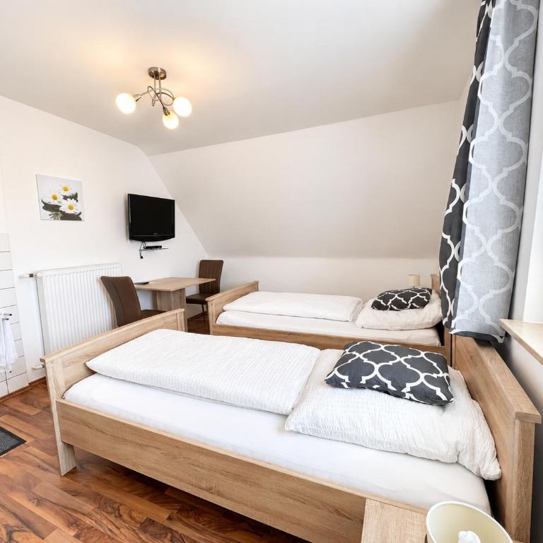 Gästehaus - Lindengarten - Doppelzimmer mit Gemeinschaftsbad - 2