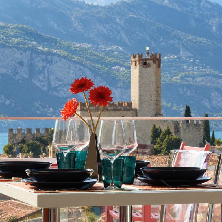 Blue Sky Garda - Sunset - Deluxe Apartment mit Balkon und 2 Schlafzimmern - 1