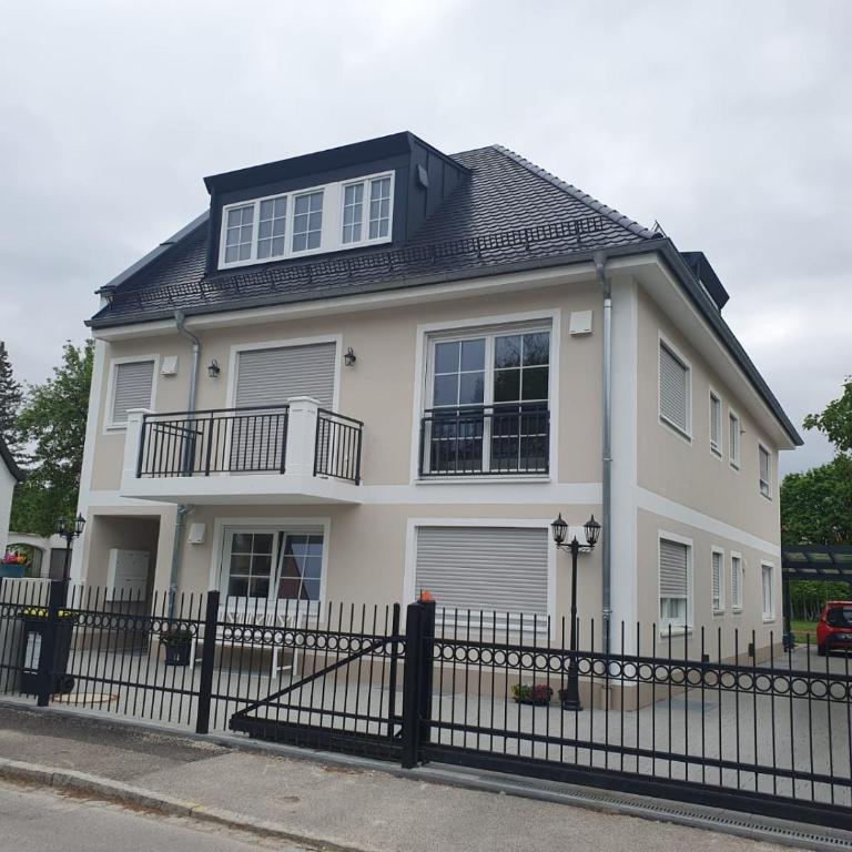 Moderne Dachgeschosswohnung in exklusiver Villa - Appartamento con 3 Camere da Letto - 1