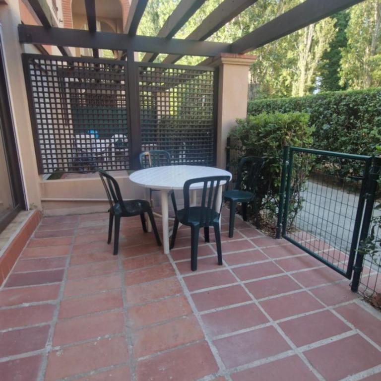 Les Bastides Au calme joli appartement avec terrasse - Parking - Piscine - Clim - Appartement 2 Chambres - 17