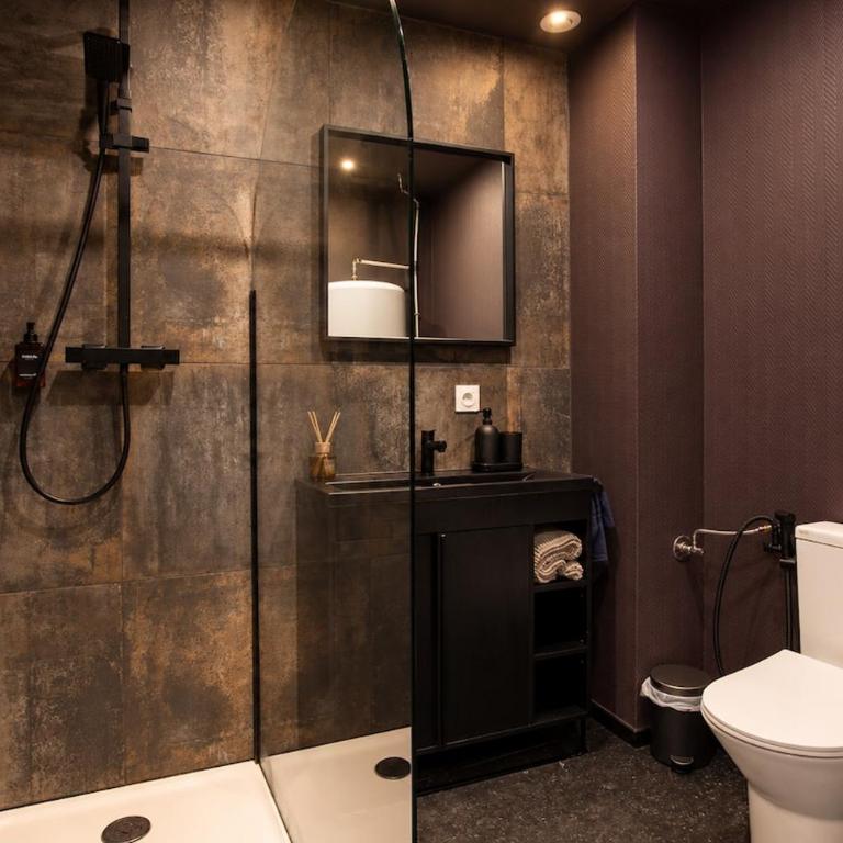 By OZC IMMO, Le Floral - Jacuzzi - Studio avec Baignoire Spa - 8