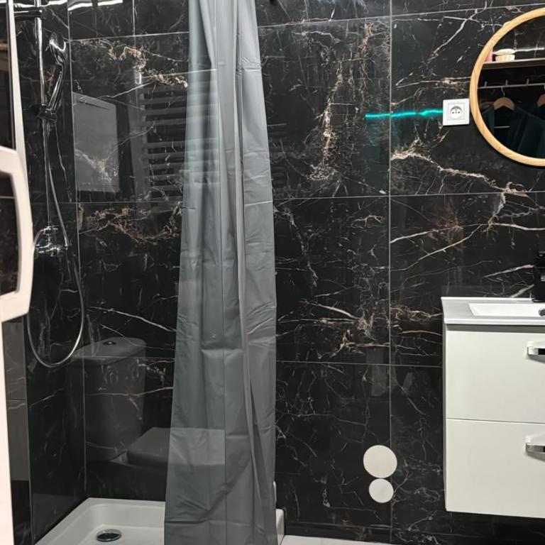 Suite GOLD Jacuzzi & Sauna privé I Centre Béziers Arrivée autonome 24h24 - Appartement 1 Chambre - 30