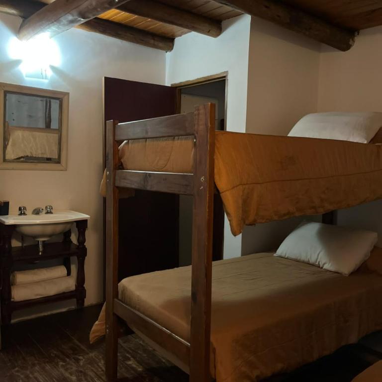 Hostel Llahuen - Triple Room with Private Bathroom - 2