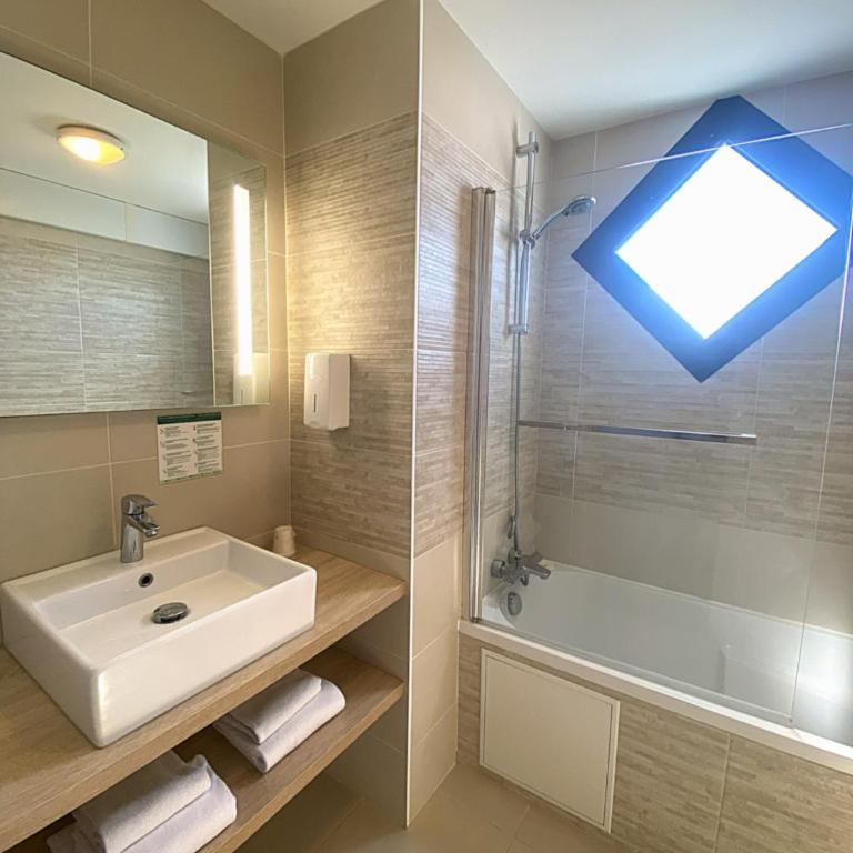 Logis Hôtel Le Rochelois - Chambre Double Deluxe avec Balcon - 3