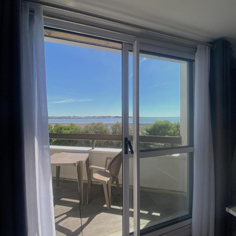 Logis Hôtel Le Rochelois - Chambre Double Deluxe avec Balcon - 2