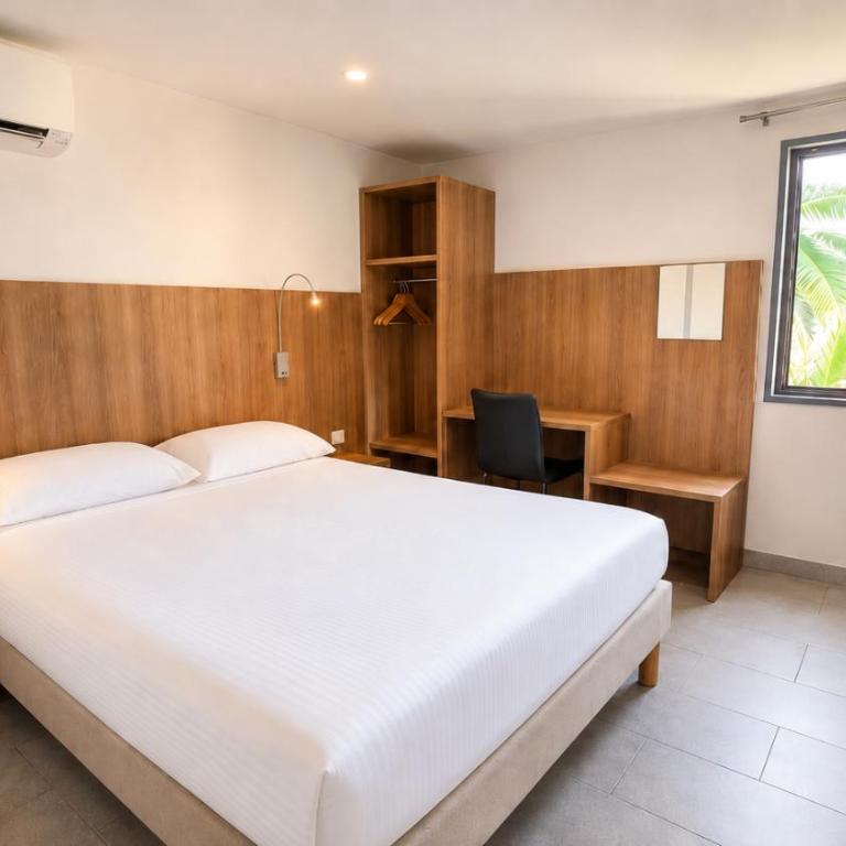 Kyriad - Narbonne Sud - Chambre Familiale avec 1 Lit Queen-Size et 2 Lits Simples - 1
